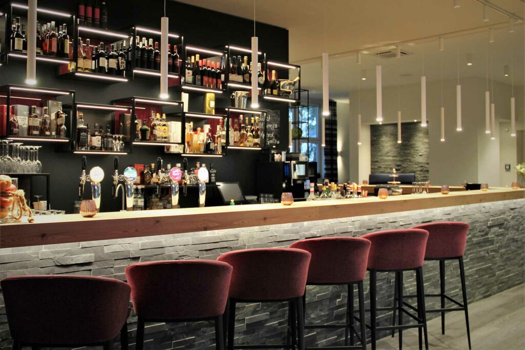 Blick an die Bar im Privat & Boutique Hotel Lenz in Fünfseen