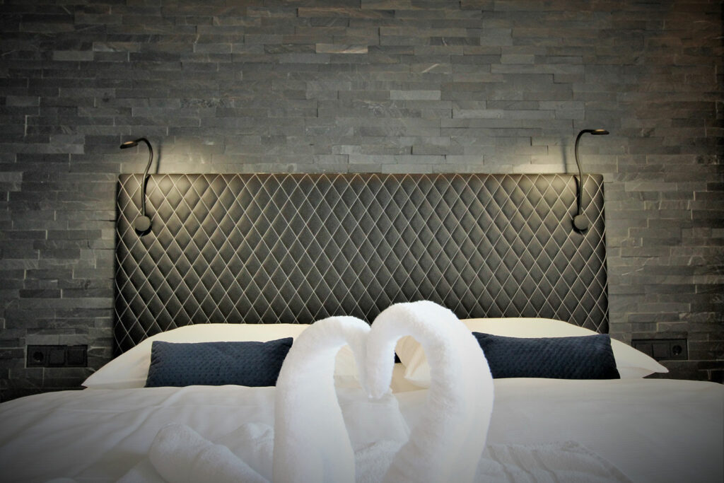 Blick auf das Doppelbett im Privat & Boutique Hotel Lenz in Fünfseen