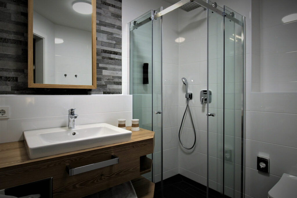 Blick in das Badezimmer der Juniorsuite im Privat & Boutique Hotel Lenz in Fünfseen
