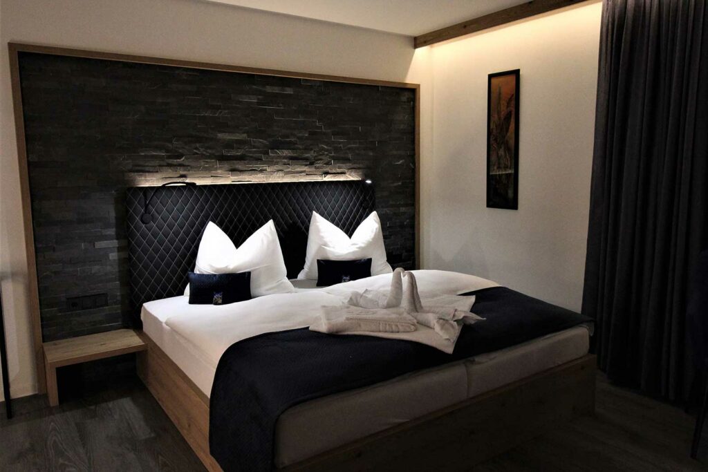Blick über das Doppelbett im Privat & Boutique Hotel Lenz in Fünfseen
