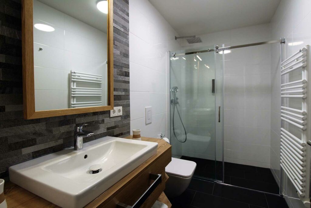 Blick in das Badezimmer im Privat & Boutique Hotel Lenz in Fünfseen