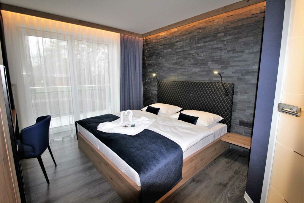 Blick auf das Doppelbett im Privat & Boutique Hotel Lenz in Fünfseen