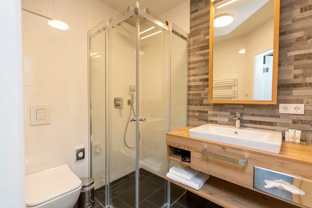 Blick in das Badezimmer im Privat & Boutique Hotel Lenz in Fünfseen