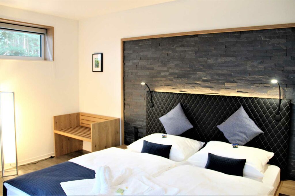 Blick über das Doppelbett im Privat & Boutique Hotel Lenz in Fünfseen