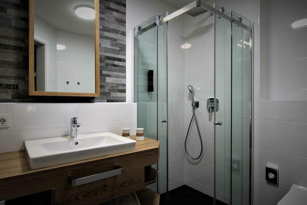 Blick in das Badezimmer im Privat & Boutique Hotel Lenz in Fünfseen