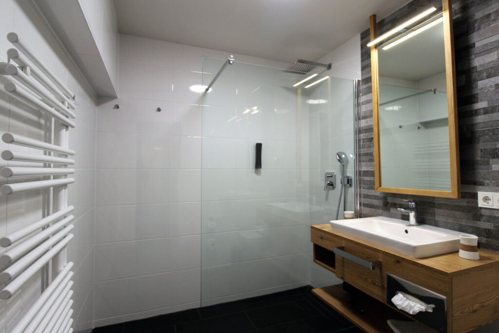 Blick in das Badezimmer im Premium Doppelzimmer im Privat & Boutique Hotel Lenz in Fünfseen