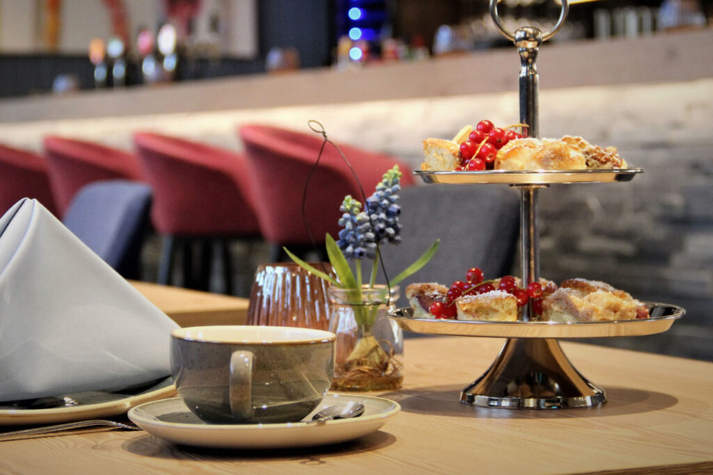 Blick auf den gedeckten Frühstückstisch im Privat & Boutique Hotel Lenz in Fünfseen